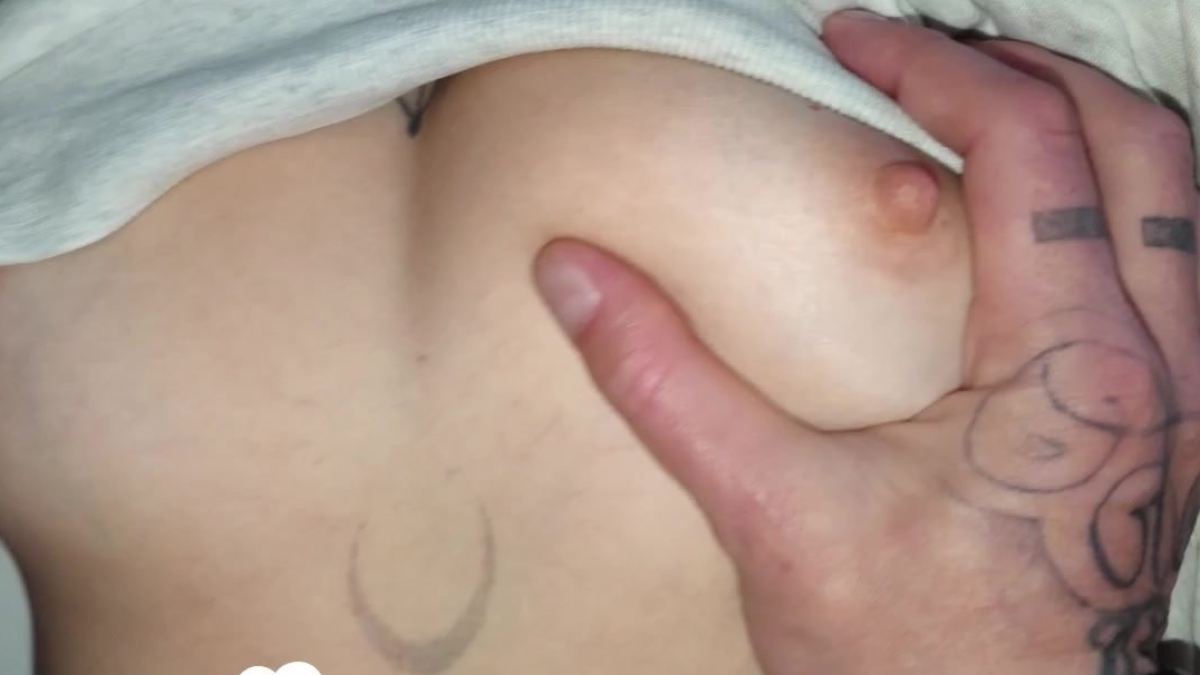 رجل منحرف يضاجع امرأة نائمة بجانب زوجها