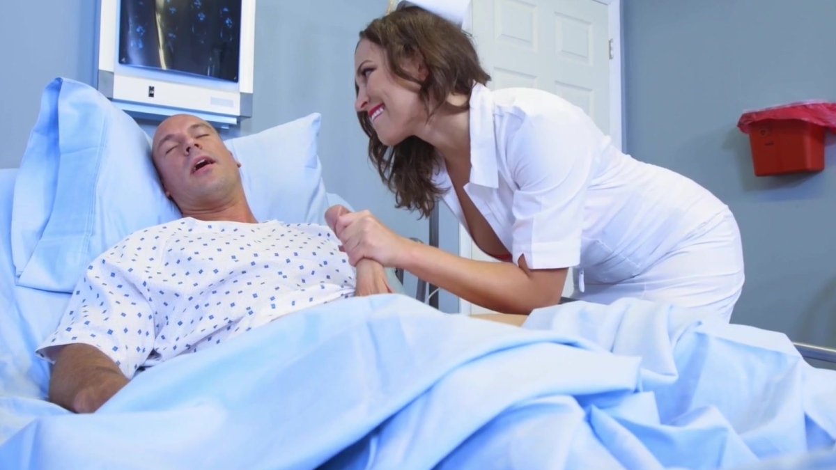 ممرضة مجنونة تمارس الجنس العنيف مع رجل مريض في المستشفى